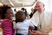 El Papa ¨Los padres que se enfrentan a todos los desafíos por sus hijos son héroes¨