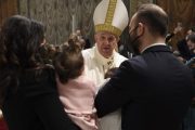 El Papa Francisco bautiza niños y pide a los padres que custodien la identidad cristiana
