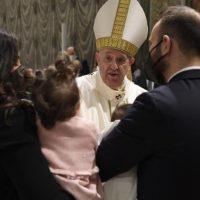 El Papa Francisco bautiza niños y pide a los padres que custodien la identidad cristiana