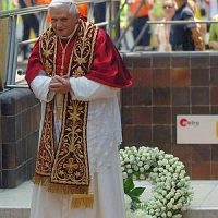 Benedicto XVI cumple 95 años. Gänswein: "Está frágil, pero está bien"