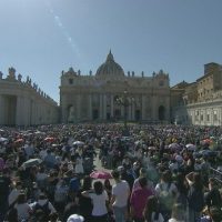 El Papa en el Ángelus: La Trinidad nos estimula a vivir con y para los demás