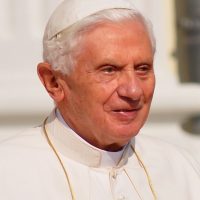 Benedicto XVI: El papa que se quedó con los jóvenes en medio de la tormenta en España