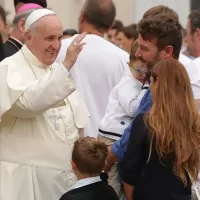 El Papa: La familia es el lugar que acoge y cuida a todos