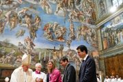 El Papa bautiza a trece niños: "Es como un cumpleaños"