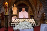 El adiós a Benedicto XVI. El Papa: “Padre, en tus manos encomendamos su espíritu”