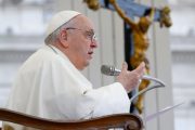 El Papa Francisco dice: Se gasta dinero en armas y no en alimentos