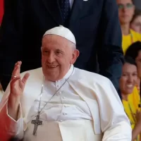 El Papa Francisco dice a voluntarios de la JMJ: “sean surfistas del amor”