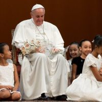 El Papa Francisco dice: la oración de los niños ayuda a ser constructores de paz
