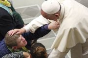 El Papa Francisco en Jornada Mundial de los Pobres: ¡Cuántos cristianos viven la fe bajo tierra!