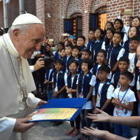 El Papa: "La educación de los jóvenes lleve fraternidad, paz y justicia al mundo"